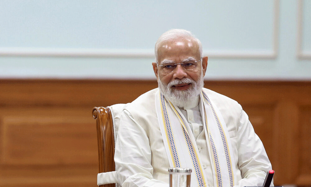 అమరావతిలో క్వార్టర్స్ కట్టండి... మోడీ