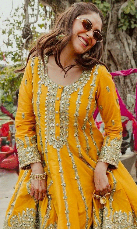 Mrunal Thakur Spreads Bhangra Vibes in a Vibrant Traditional Look