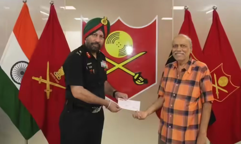 చనిపోయిన భార్యపై ప్రేమకు గుర్తుగా.. రూ.25 లక్షలను ఆర్మీకి విరాళంగా ఇచ్చిన నాగ్ పూర్  వాసి శ్రీకాంత్