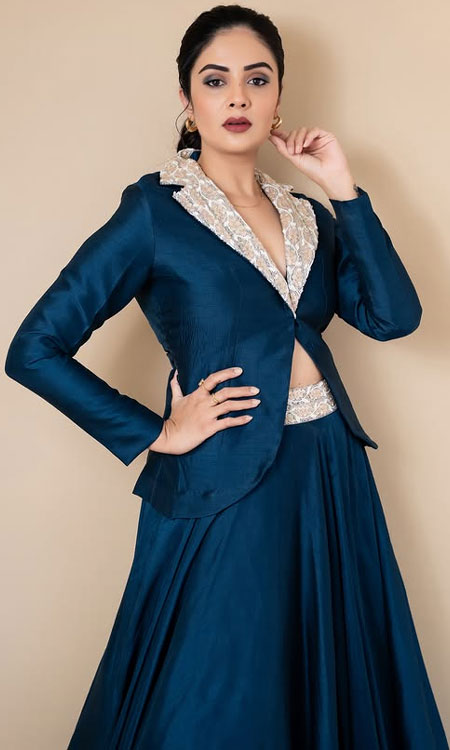 Sreemukhi Captivates in an Elegant Traditional Silhouette