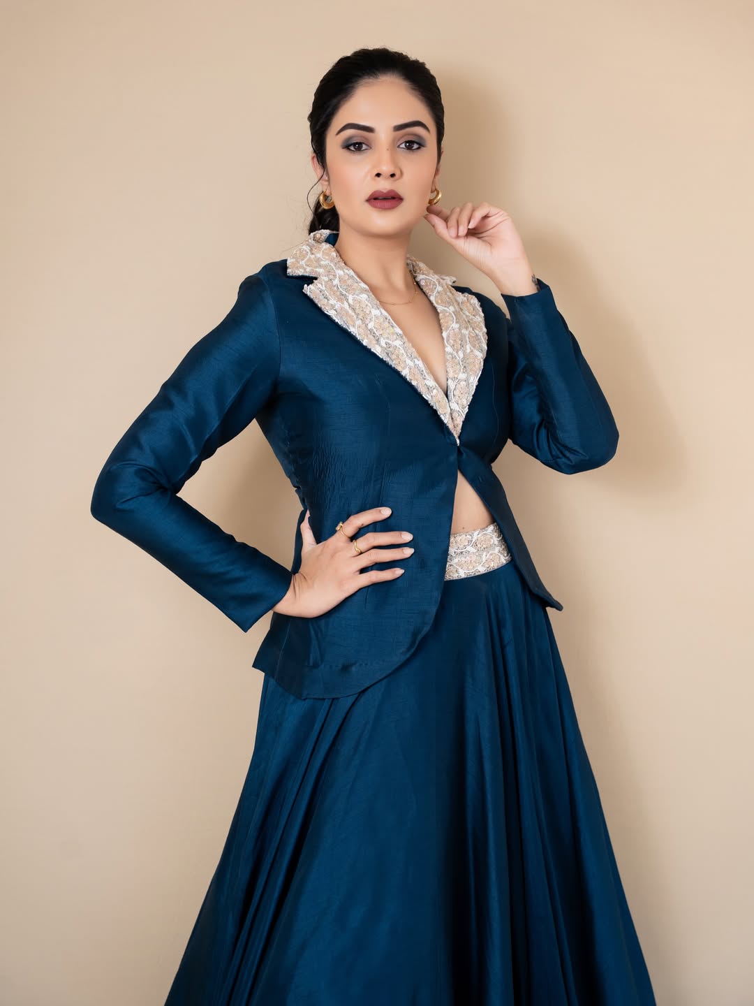 Sreemukhi Captivates in an Elegant Traditional Silhouette