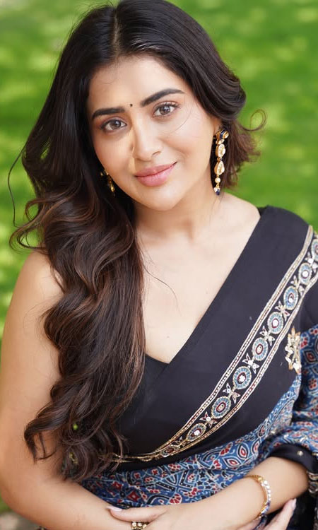 Rashi Singh Impresses Fans With Her Timeless Traditional Style
