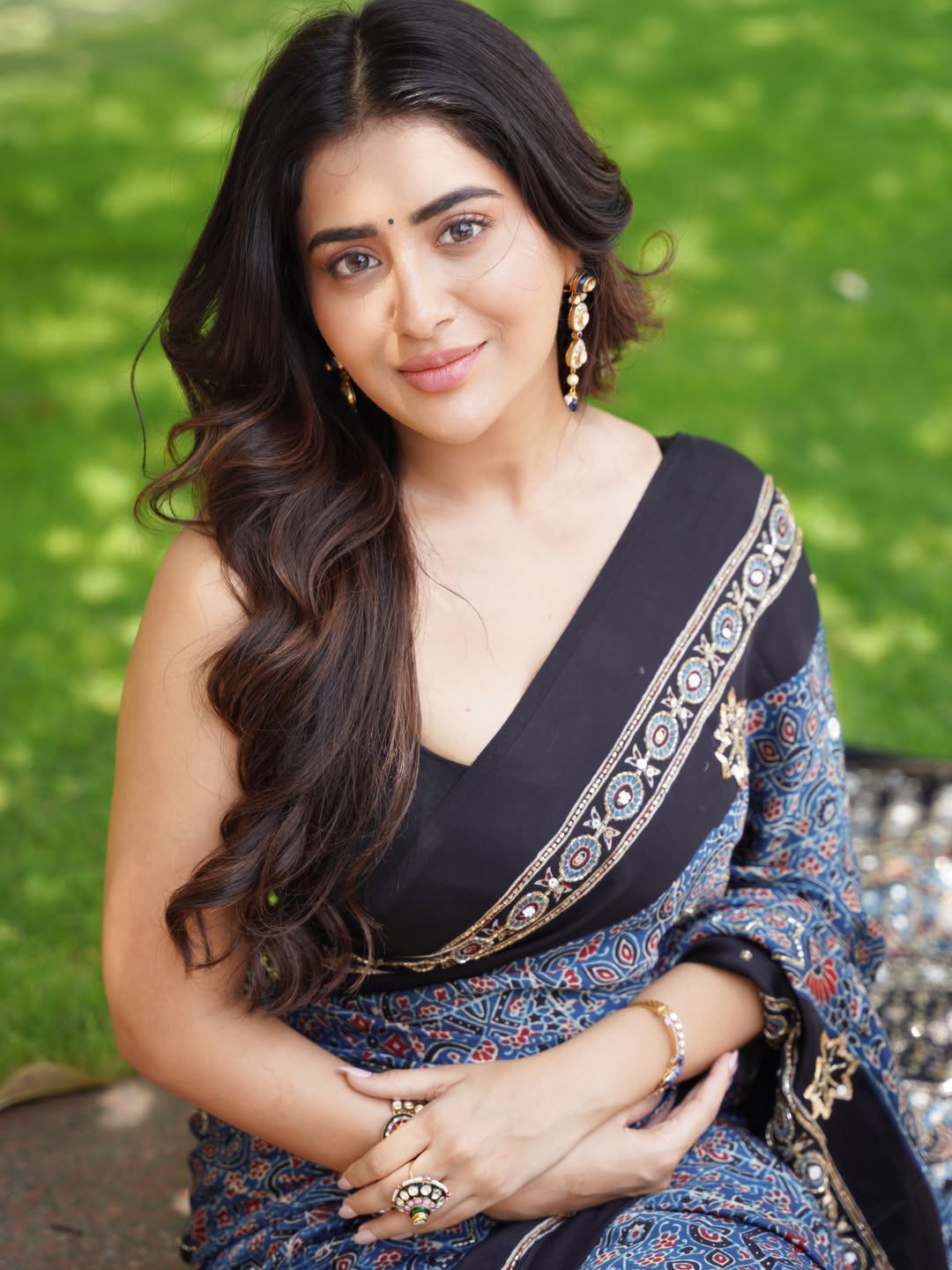 Rashi Singh Impresses Fans With Her Timeless Traditional Style