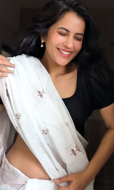 Komalee Prasads Heartwarming Smile Goes Viral