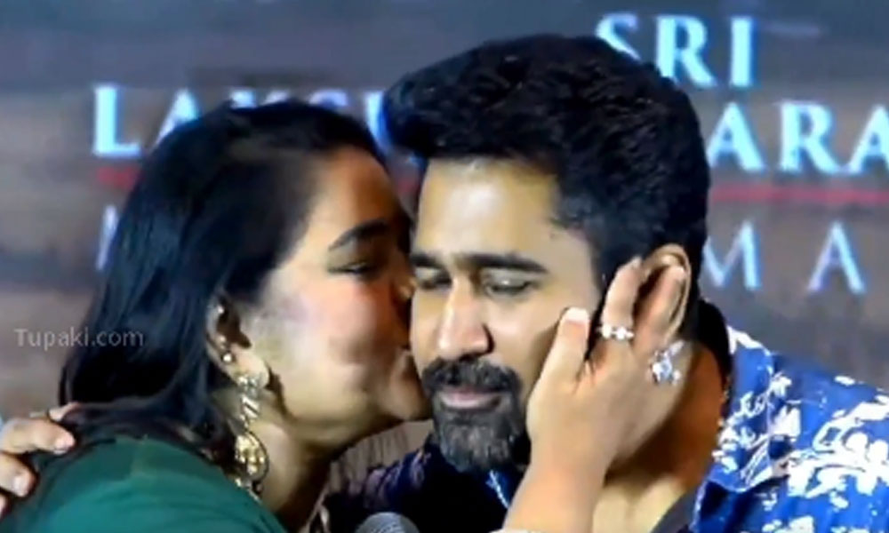వేదికపై భార్యా భర్తలు ఎమోషనల్.. నా లవర్, సర్వస్వం అంటూ భర్తకు ముద్దు! వేదికపై భార్యా భర్తలు ఎమోషనల్.. నా లవర్, సర్వస్వం అంటూ భర్తకు ముద్దు!