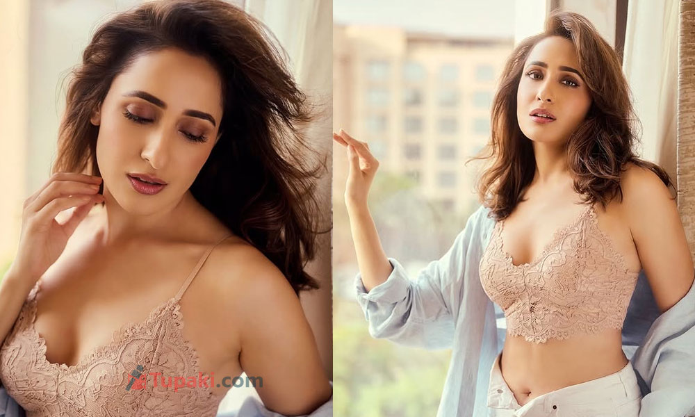 పొట్టి నిక్కర్లో బాలయ్య బ్యూటీ సెగలు!