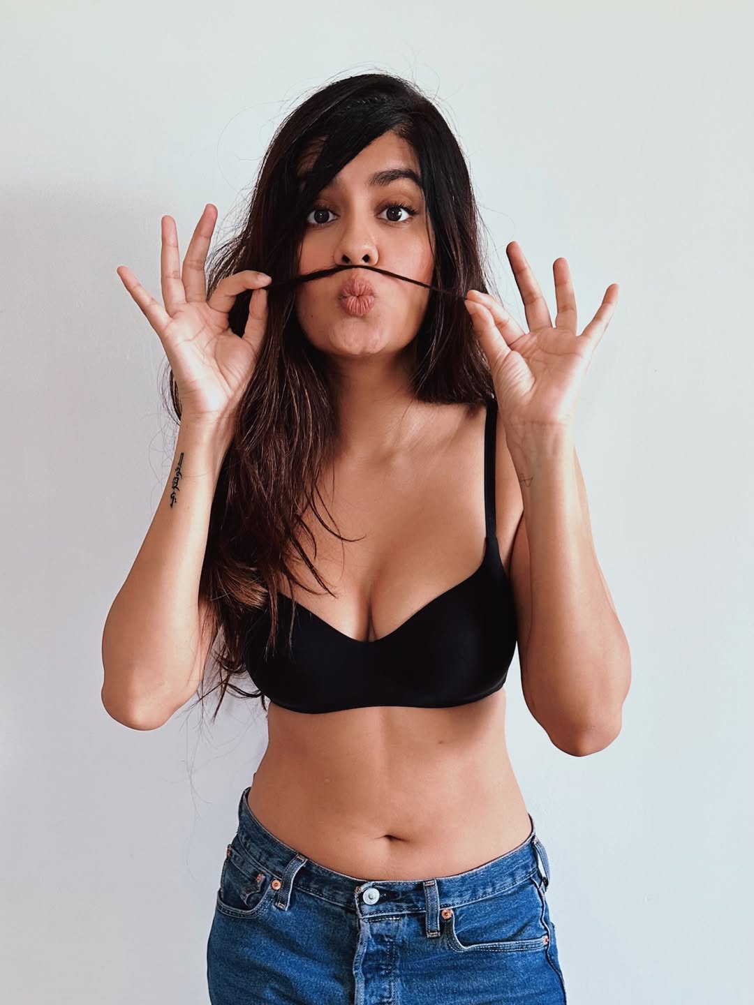 Shreya Dhanwanthary’s Playful “Hands Up” Pose Wins the Internet