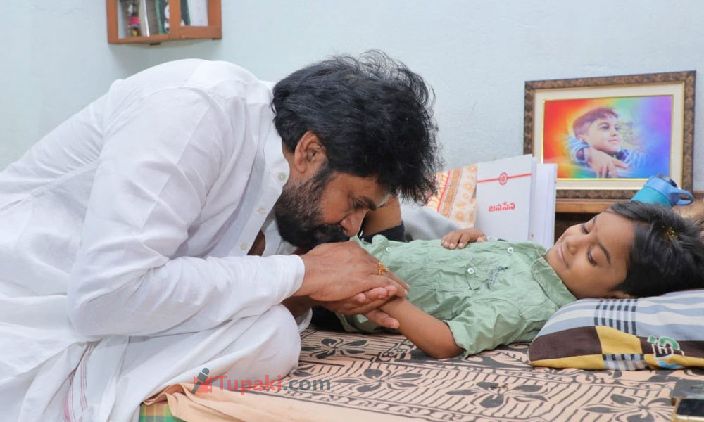 చిన్నారి అభిమాని కోరిక తీర్చిన పవన్ కళ్యాణ్.. ఆ కుటుంబంపై వరాల జల్లు!