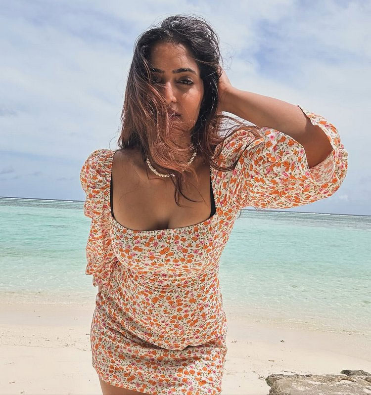 Reba Monica Johns Fresh and Breezy Beach Appearance