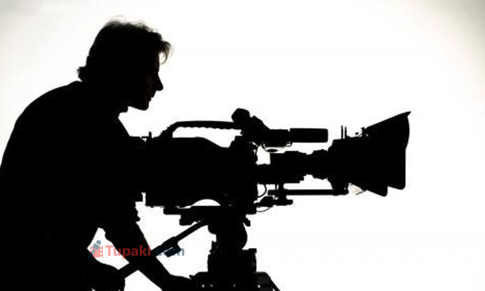 ఆ డైరెక్టర్‌ ను అప్రోచ్ అయిందెవరు? మనవాళ్లంతా బిజీ కదా!