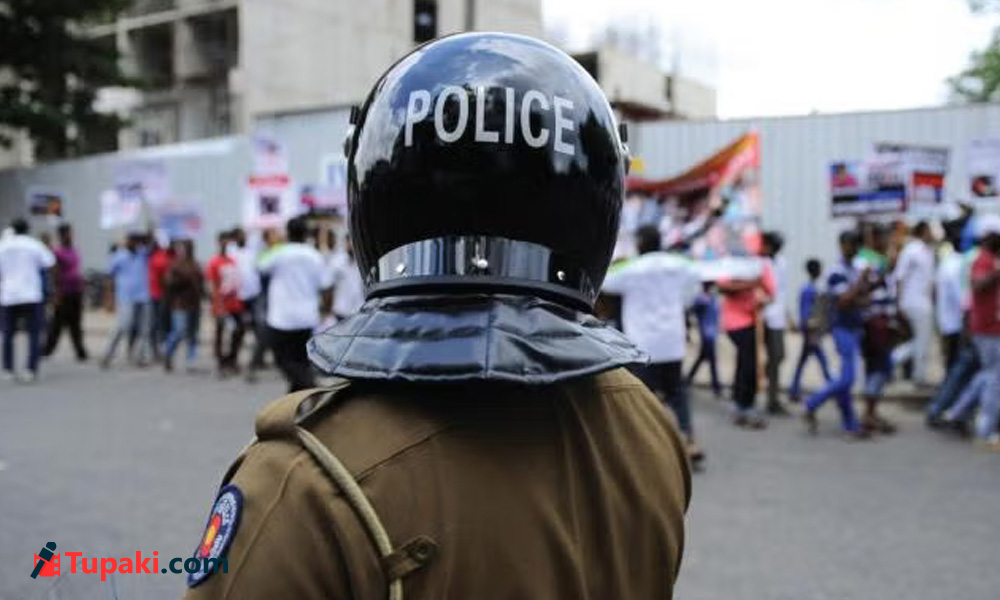 స‌ర్వంస‌హా చ‌క్ర‌వ‌ర్తులా?.. ఖాకీల వెనుక అసుల క‌థ!