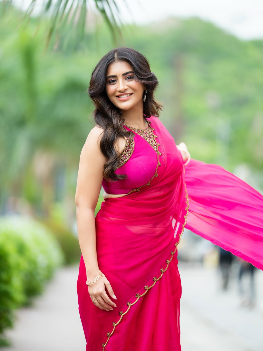 Rashi Singh Shines Bright in Vibrant Saree Glory