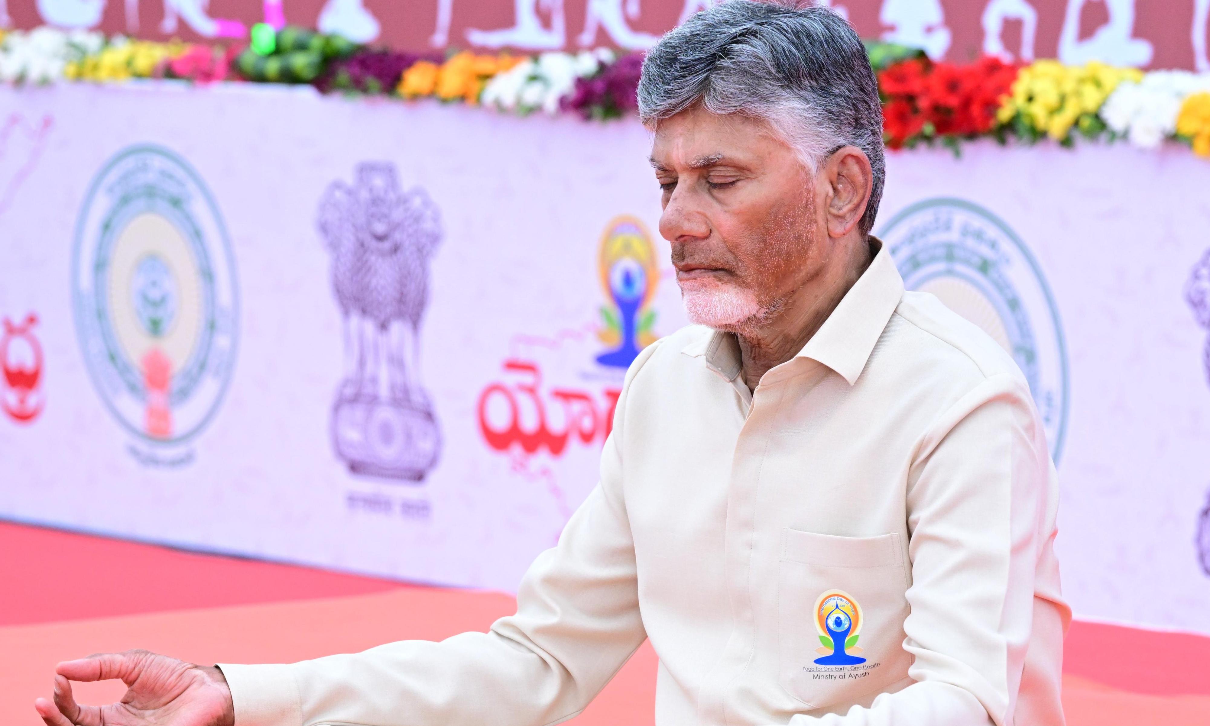అలవోకగా ఆసనాలు.. అలుపెరుగని ఫిట్‌నెస్ : 76 ఏళ్ల వయసులో అదరగొట్టిన చంద్రబాబు