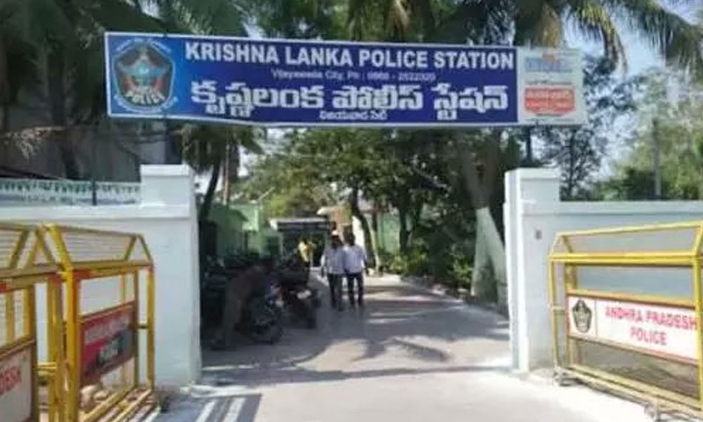 కృష్ణలంక కేసులో అనూహ్య ట్విస్ట్.. పోలీసుస్టేషన్ వద్ద మహిళల ధర్నా