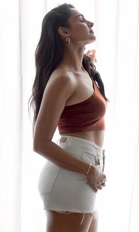 Andrea Jeremiah Stuns in Rust Crop Top and White Denim Shorts