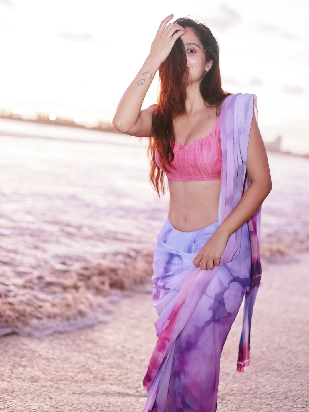 Rose Sardana Glows in Sunset Beach Saree Elegance