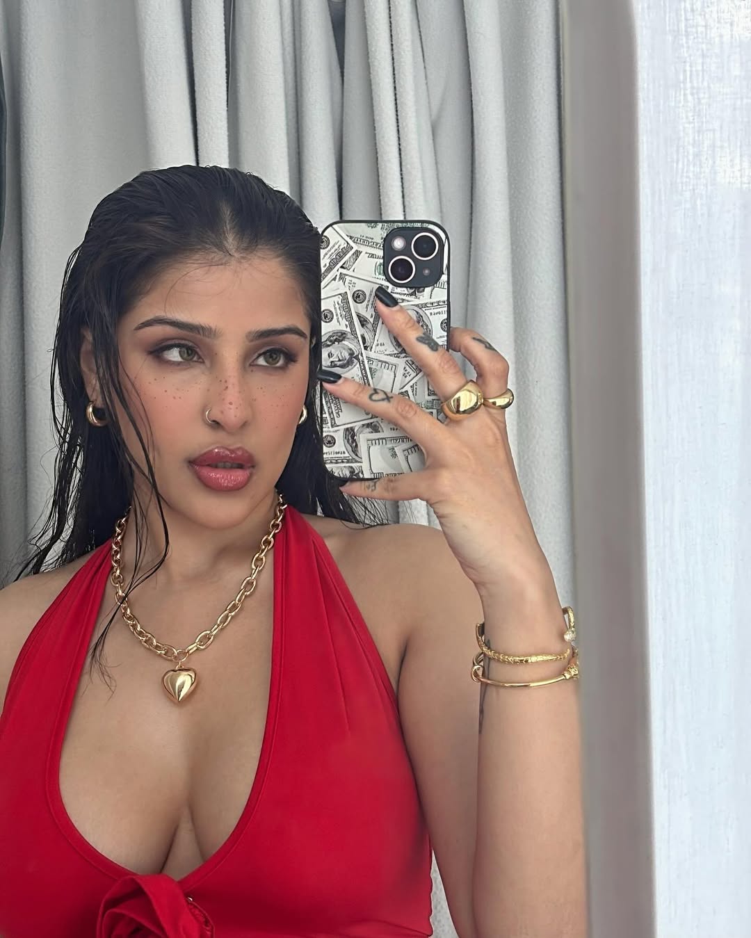 Edin Rose Stuns In Bold Red Mirror Selfie Look, Fans Can’t Stop Praising Her Glam Edin Rose Stuns In Bold Red Mirror Selfie Look, Fans Can’t Stop Praising Her Glam