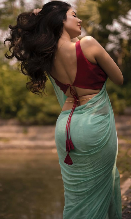 Kushitha Kallapu Stuns in Mint-Green Saree Showcasing Her Elegant Glamour