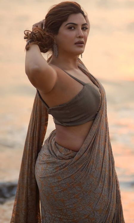 Mrinmai Kolwalkar Shines in Stunning Beachside Saree Look