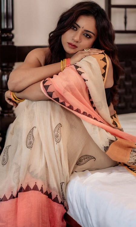 Vithika Sheru Stuns in Elegant Off-Shoulder Saree Look