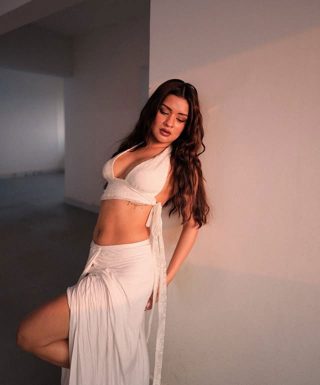 Avneet Kaur: Stunning White Ensemble Glamour