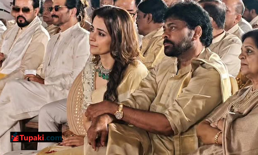 త్రిష మెడ‌లో ఉన్న ఆ ప‌చ్చ‌ల‌హారంపైనే పెళ్లిలో క‌ళ్ల‌న్నీ