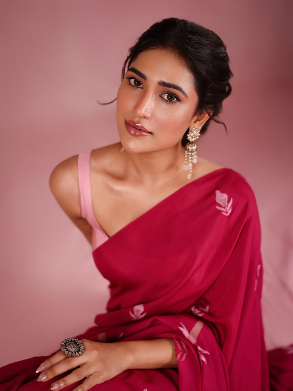Dhashvika Kinthali Impresses Fans with Traditional Elegance and Modern Charm