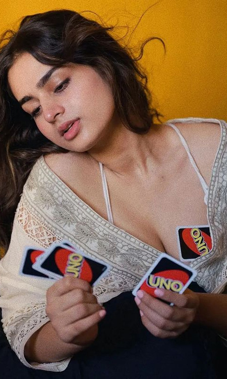 Ayesha Khans Playful Look Goes Viral