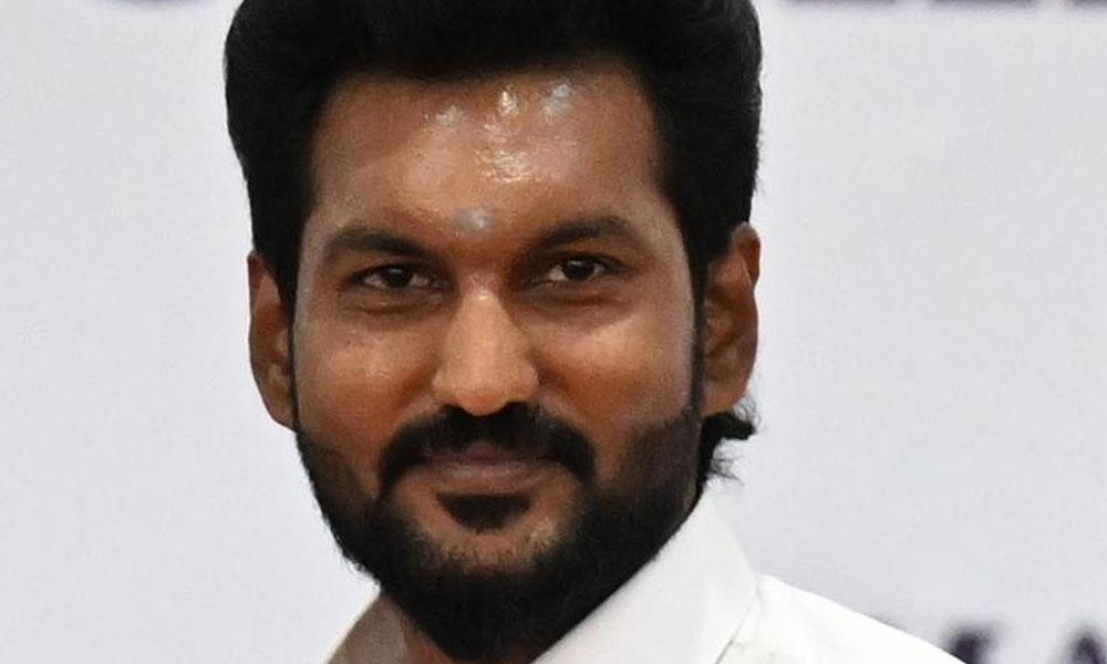 దళపతికి వరుస చిక్కులు.. తాజాగా మంత్రి వంతు!