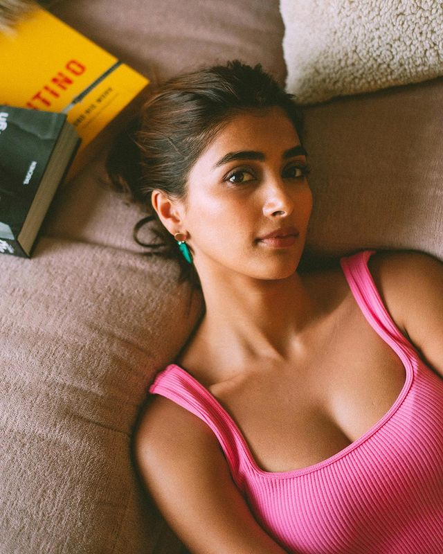 Pooja Hegdes Natural Charm Shines in Vibrant Pink Look