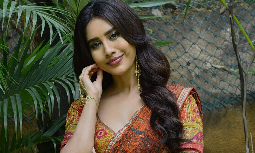 బ్రేక్‌ఫాస్ట్‌ తింటూ... పాములంటే భయం లేదు!