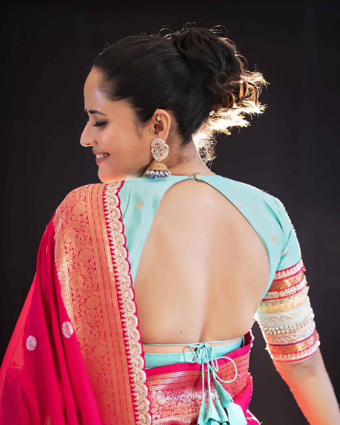 Anasuya Bharadwajs Majestic Saree Look Captures Attention