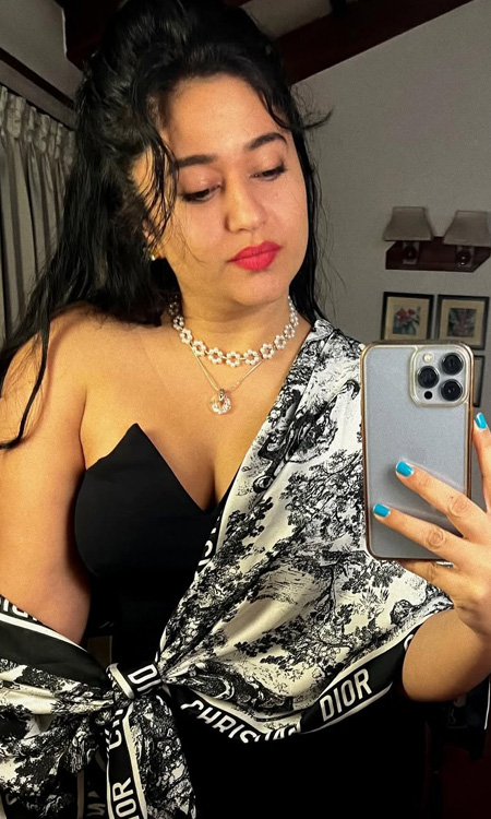 Poonam Bajwa Stuns in Chic Black & White Mirror Selfie Look