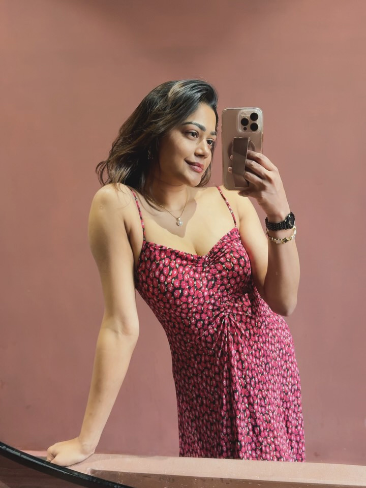 Payal Radhakrishnas Mirror Selfie Captures Effortless Beauty