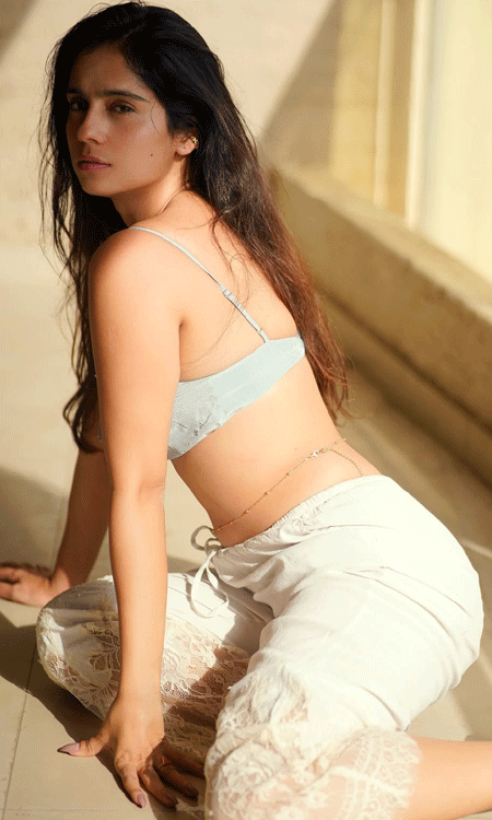 Rose Sardanas Glamorous Sun-Kissed Shoot Wins Hearts on Social Media