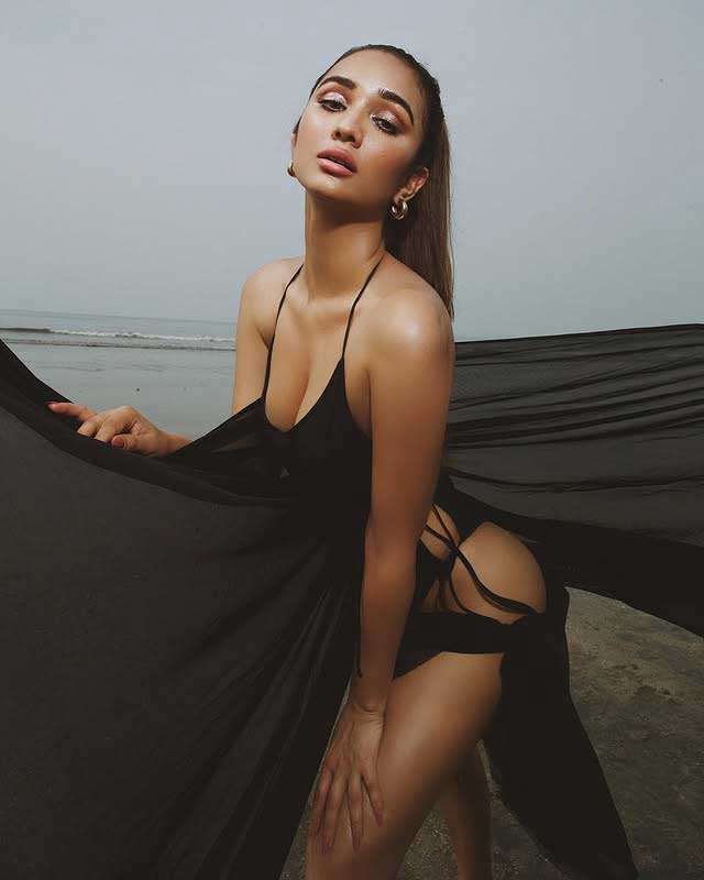 Akanksha Sharma Impresses with Sophisticated Coastal Fashion Shoot