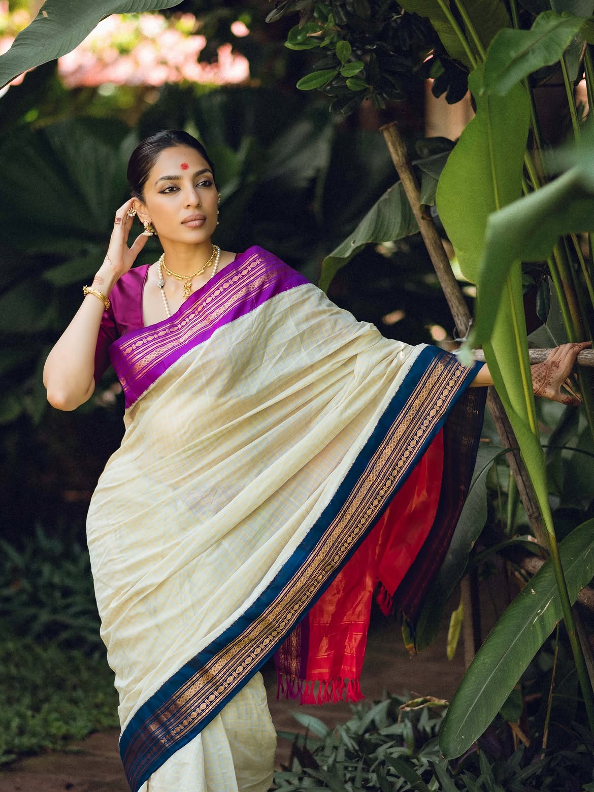 Sobhita Dhulipala Dazzles in a Traditional Gadwal Weave Saree