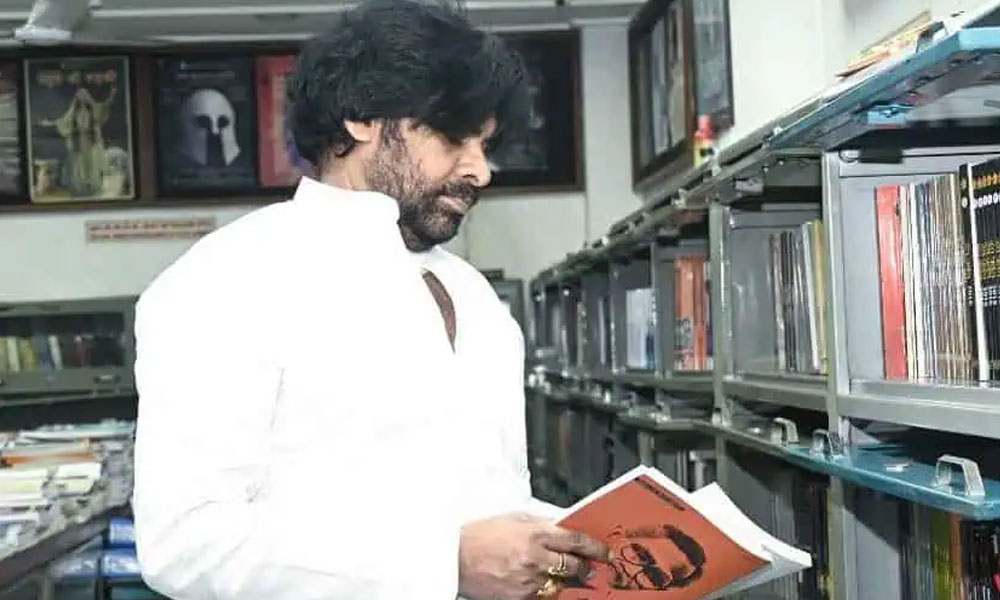 పవన్ రెండు లక్షల పుస్తకాలు...ఎవర్ గ్రీన్ డిబేట్ !