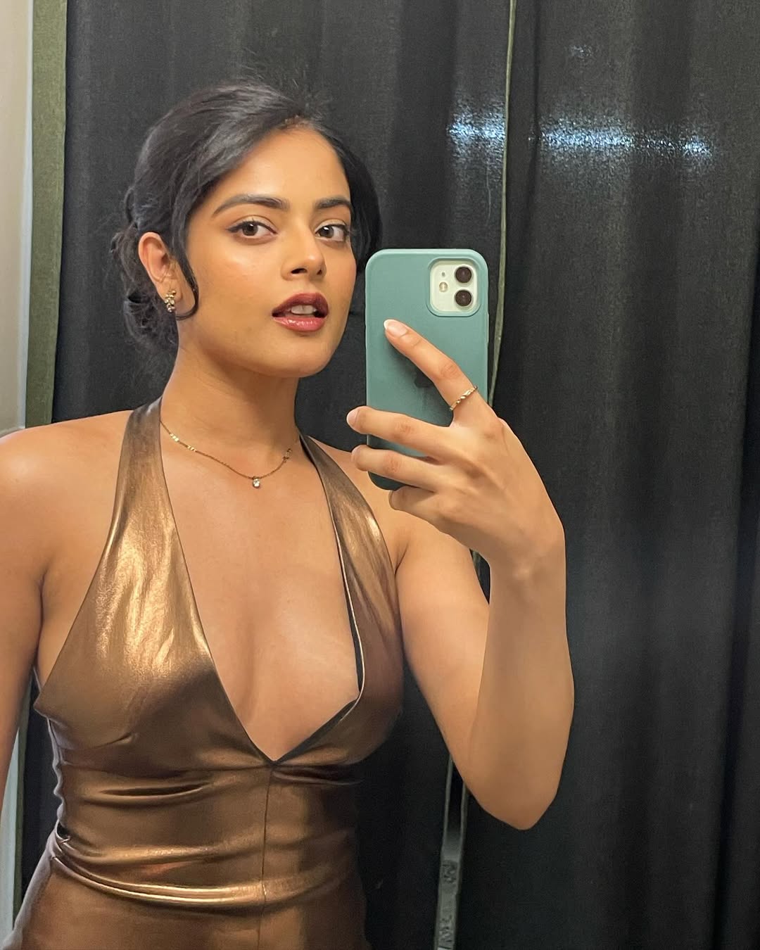 Riddhi Kumar’s Mirror Selfie Exudes Confidence and Style