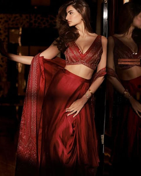 Palak Tiwari Shines in Red – From Music Videos to Movie Career