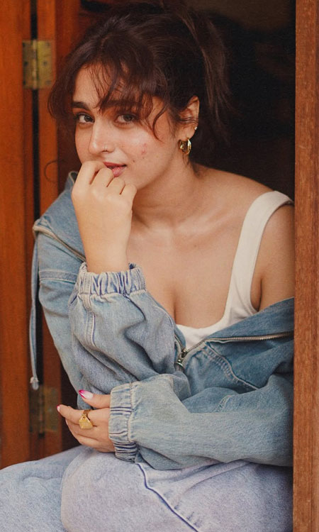 Ayesha Khans Casual Chic Look Creates A Social Media Buzz