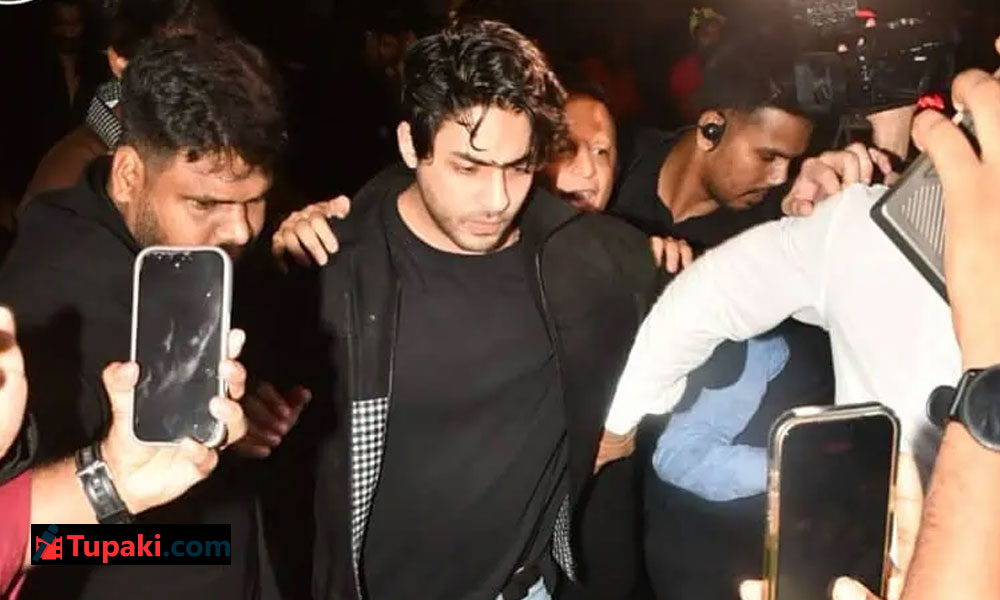 SRK Son Mobbed by Fans Outside Mumbai Event