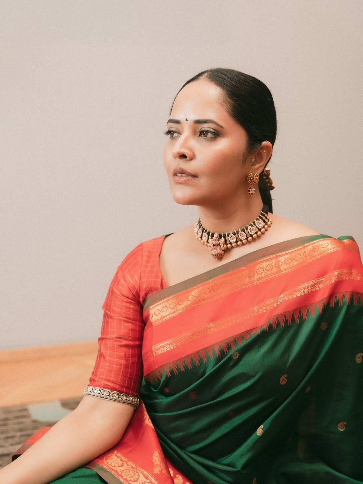 Anasuya Bharadwajs Graceful Saree Glamour