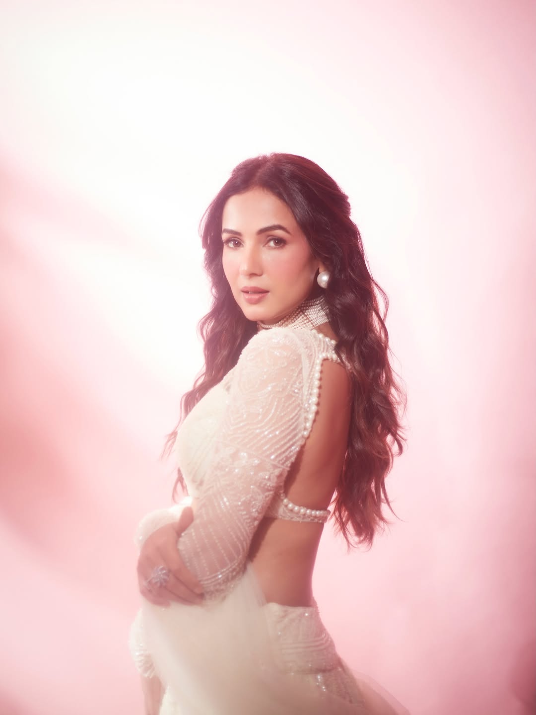Sonal Chauhans Graceful Ethnic Look Wins Hearts Online
