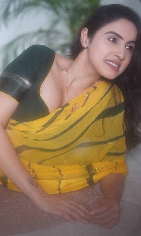 Priyanka Kholgade’s Dreamy Look Reflects Her Musical Charm and Elegance