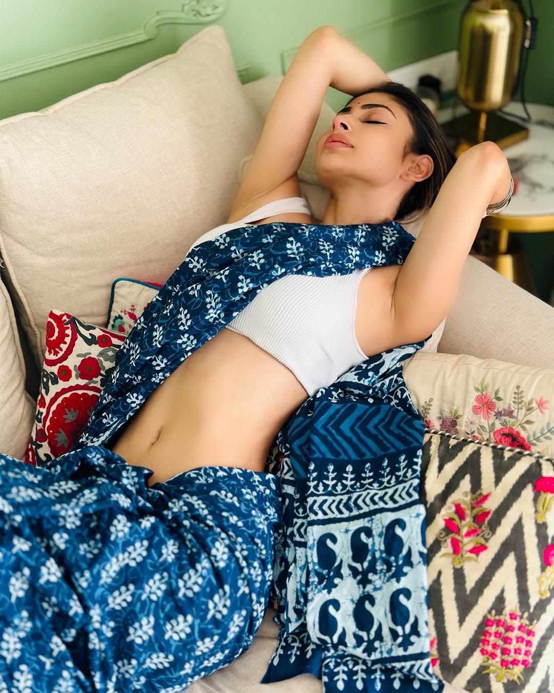 Mouni Roy’s Elegant Saree Look Showcases Her Timeless Beauty and Grace