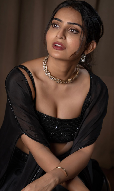 Ananya Nagalla’s Black Ethnic Look Showcases Her Timeless Elegance