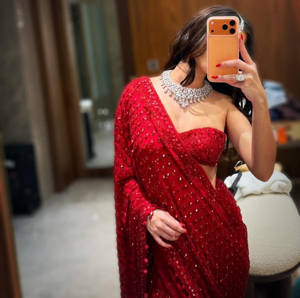 Tara Sutaria Shines in Stunning Red Saree Look – Pure Elegance Tara Sutaria Shines in Stunning Red Saree Look – Pure Elegance