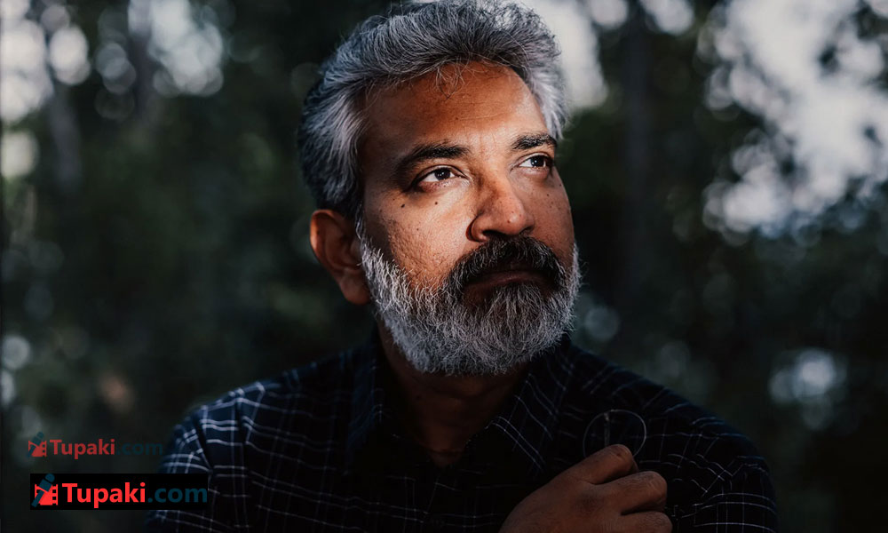 రాజ‌మౌళి మైండ్ లో ఆ ముగ్గురేనా?
