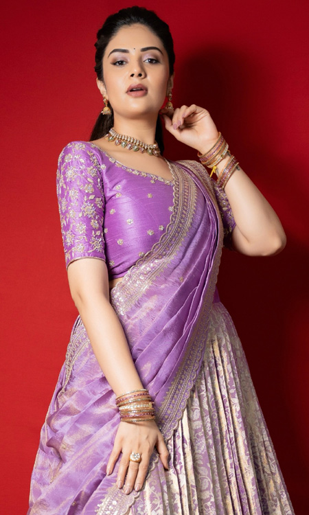Sreemukhi Stuns In Royal Lavender Saree Look, Wins Hearts Online